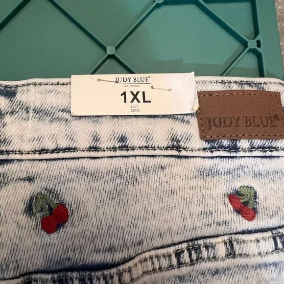 NWT Judy Blue Light Wash Denim Shorts with Cherry Embroidery, Size 1x - Picture 5 of 7
